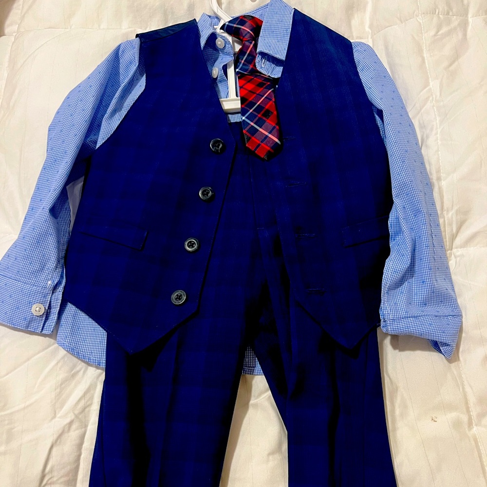 Adorable Toddler boys 4 piece suit, worn once. Perfect for Christmas pics!